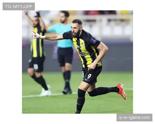 阿尔瓦雷斯 vs 本泽马:全能前锋的战术角色与进攻参与度对比 阿尔瓦雷斯 vs 本泽马:全能前锋的战术角色与进攻参与度对比