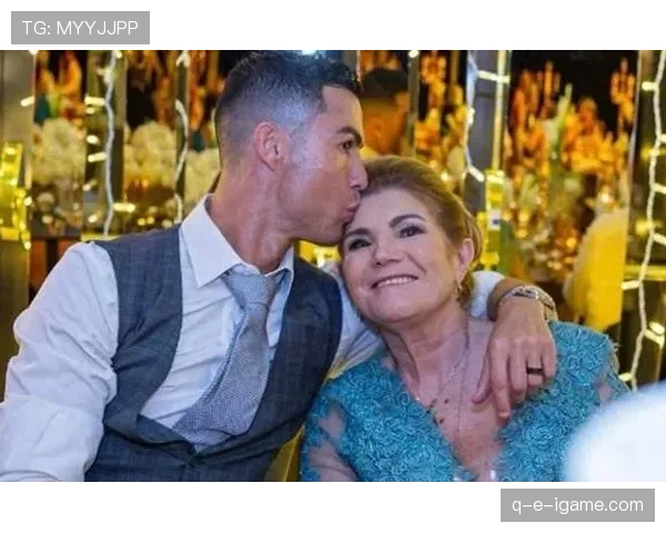 C罗这生活真扯，豪车别墅一大堆，转身还得吃方便面？！